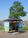 838230 Afbeelding van een zithokje vol graffiti met taferelen uit Leidsche Rijn, op het skatepark Parkwijk bij het ...